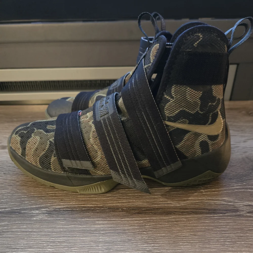 LeBron Solider 10 - Picture 4 of 6
